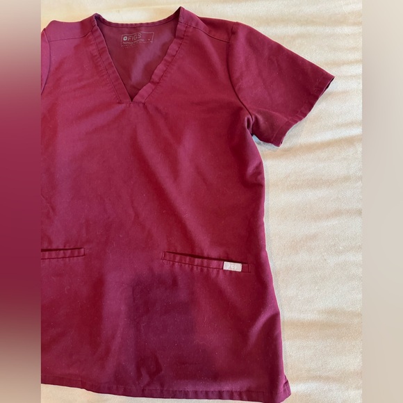 Figs Casma Three-Pocket Scrub Top- Burgundy - Picture 5 of 8